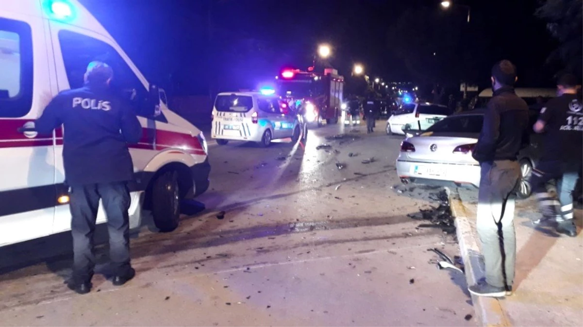 Denizli\'de iki otomobil kavşakta çarpıştı: 6 yaralı
