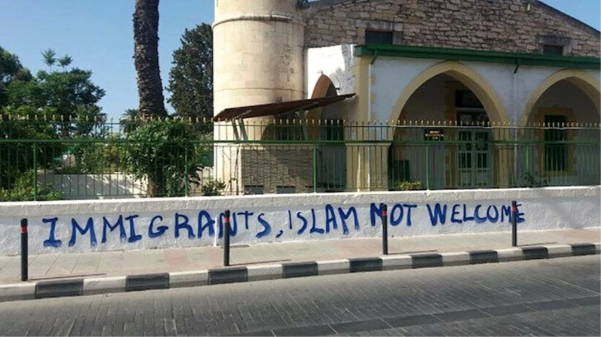 Güney Kıbrıs\'taki camiye gerçekleştirilen çirkin saldırıya AK Parti\'den tepki: Şiddetle kınıyoruz