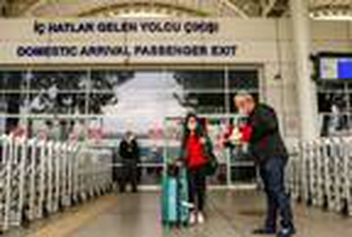 Hava yolu ile gelen ilk yolculara taksicilerden çiçekli karşılama