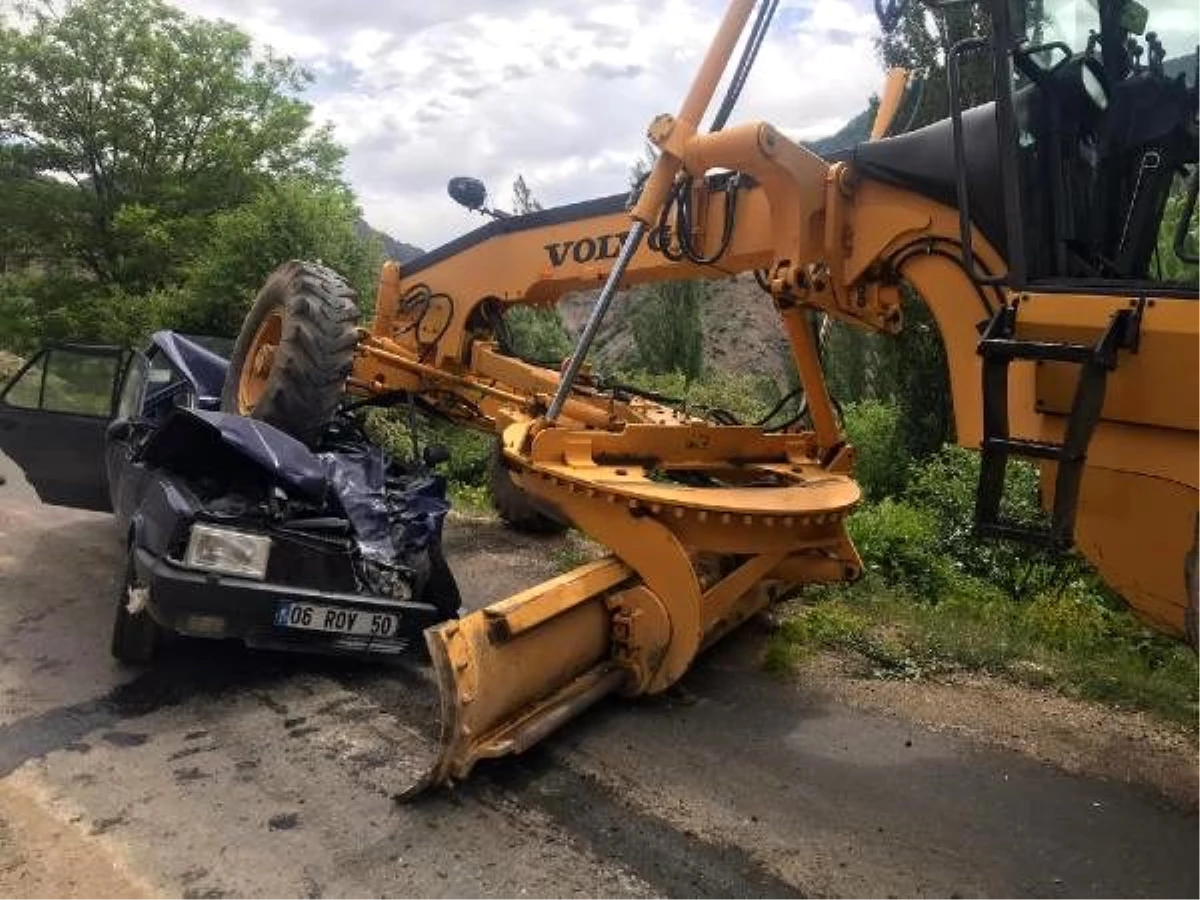 İş makinesi ile çarpışan otomobilin sürücüsü hayatını kaybetti