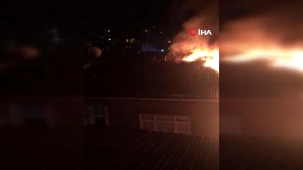 (İSTANBUL)Bağcılar\'da iki evin çatısı alev alev böyle yandı