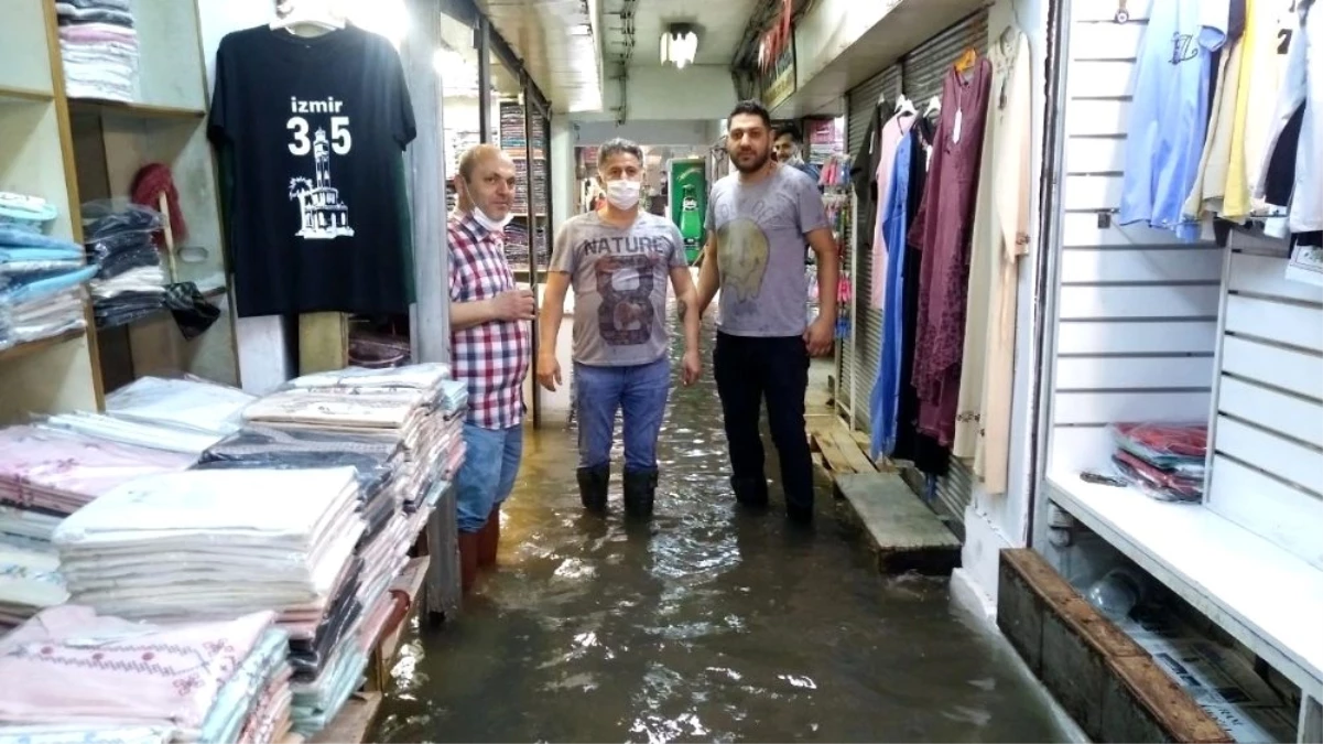 İzmir\'de yağış hayatı felç etti, caddeler göle döndü