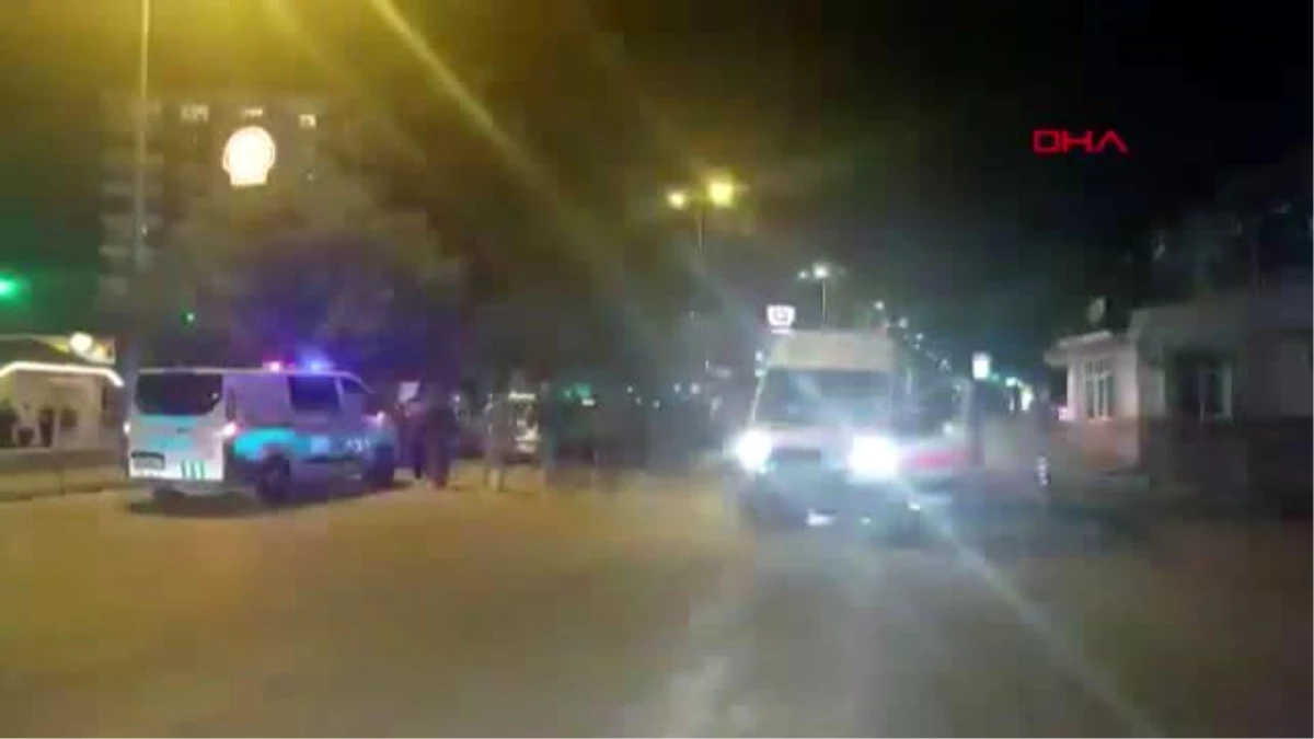 Kırıkkale\'de silahlı kavgada 5 kişi yaralandı, şüpheliler kaçtıkları minibüsle 2 polise çarptı.