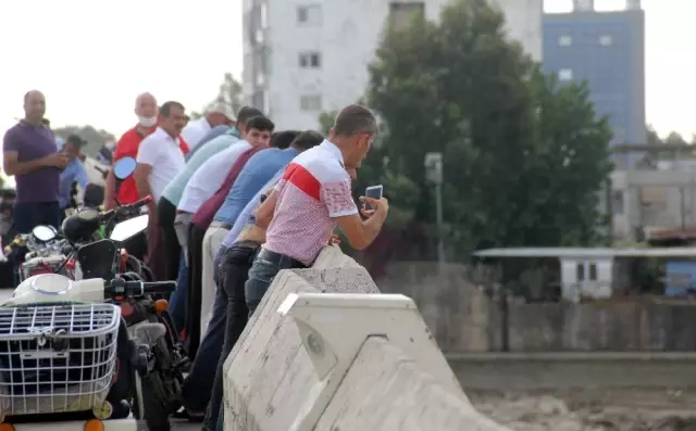 Köprüden düşen kadını görmek isteyen maskesiz vatandaşlar sosyal mesafeyi unuttu