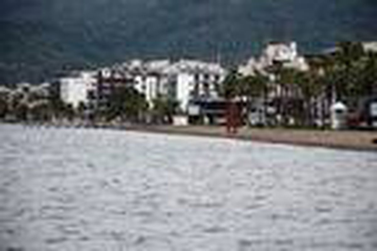 Marmaris\'te yağmur ve rüzgar, deniz keyfine engel oldu