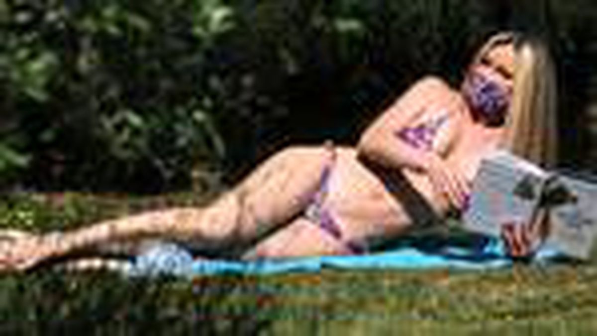 Maske ve bikini kombini