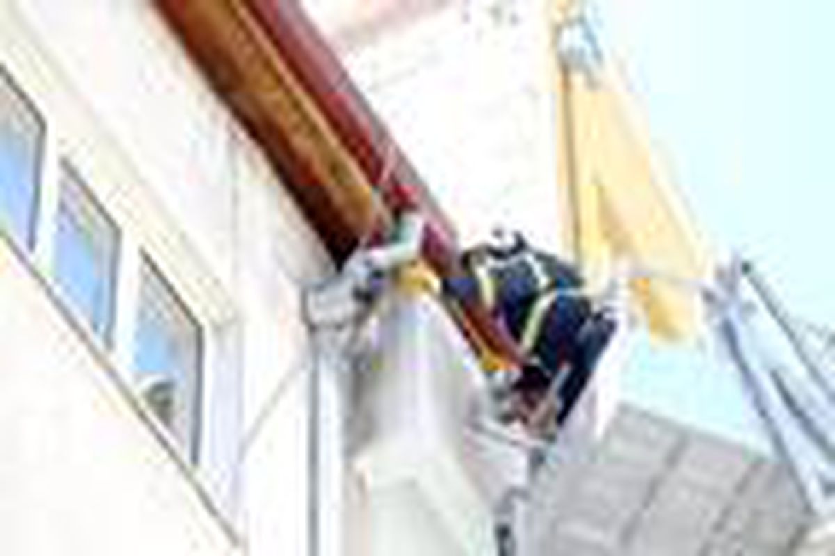 Nevşehir\'de çatıya sıkışan ebabili itfaiye kurtardı
