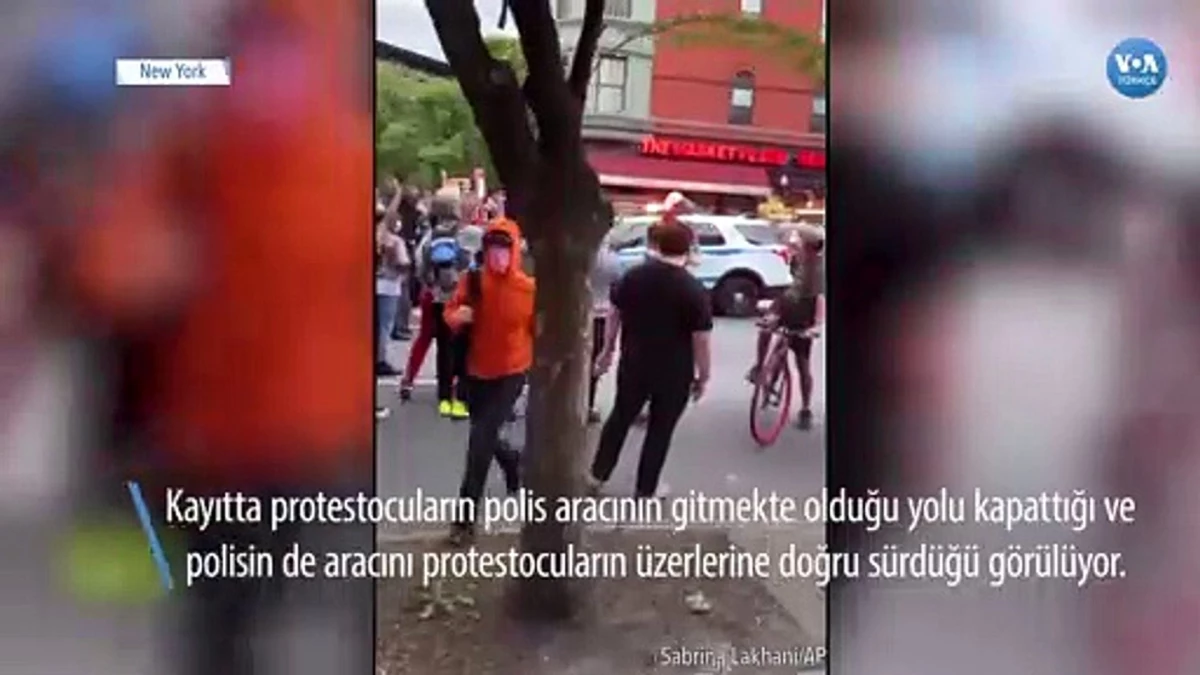 New York\'ta Polis Aracını Göstericilerin Üzerine Sürdü