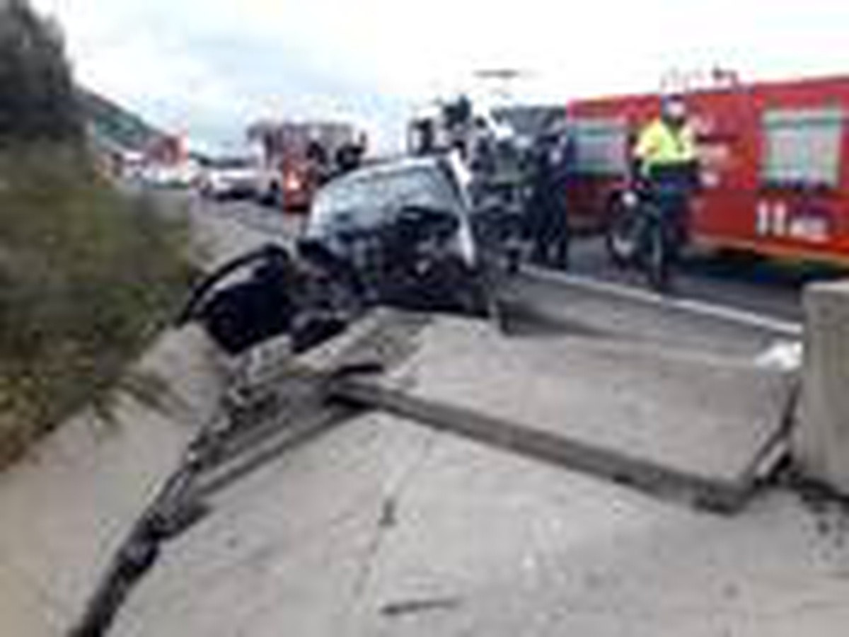 Otomobil bariyerlere çarptı: 3 yaralı