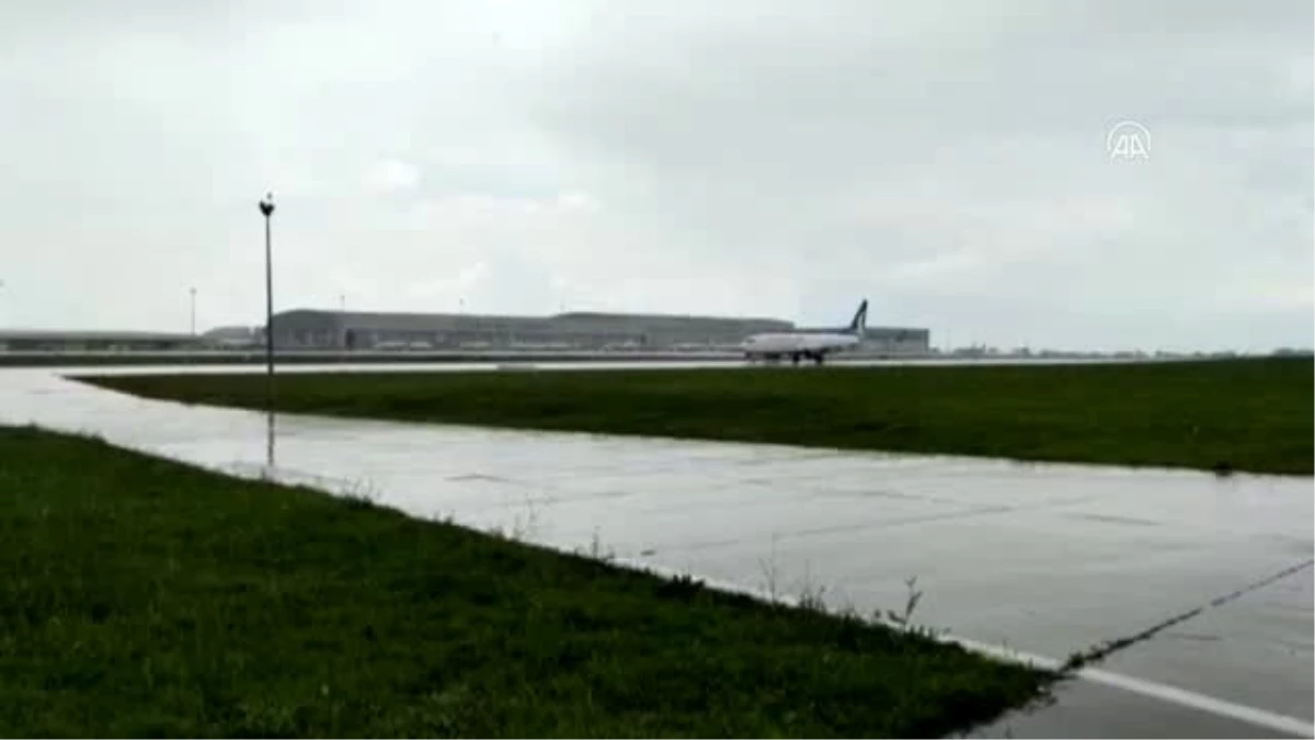 Sabiha Gökçen Havalimanı\'na inen yolcu uçağı su takıyla karşılandı