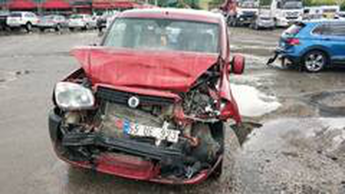 Samsun\'da kamyonet kırmızı ışıkta otomobile çarptı: 4 yaralı
