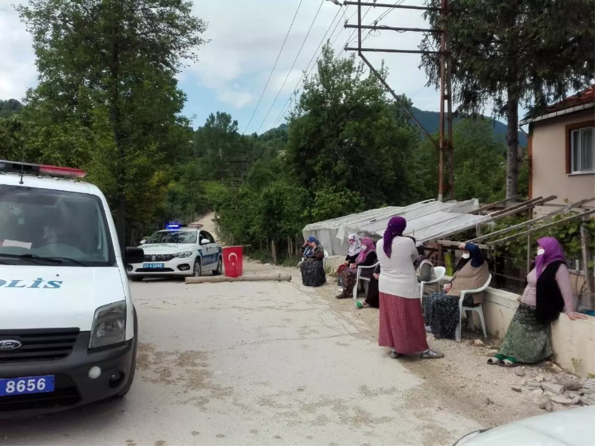 Tozdan bıkan mahalleli yolu ulaşıma kapattı