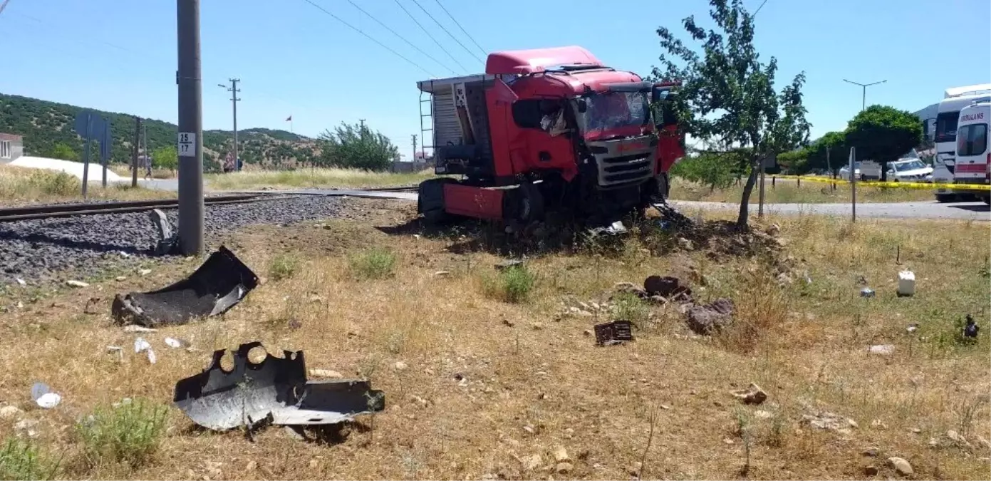 Tren hemzemin geçitte tırı biçti: 1 ölü