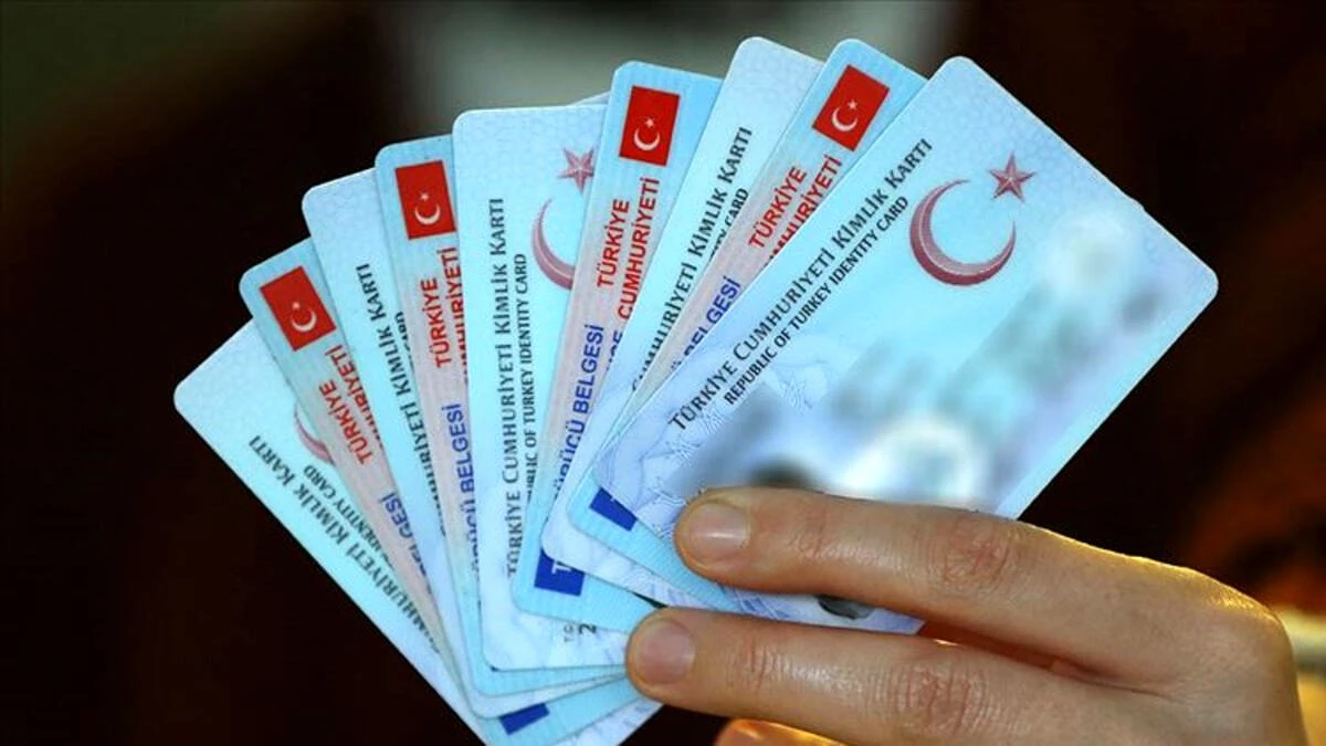 Türkiye\'de Bir İlk! Yeni Kimlik Kartları ile ATM\'den Para Çekilebilecek