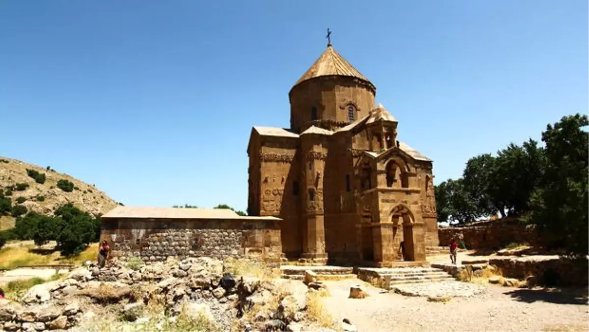 Akdamar Adası ziyaretçilerini bekliyor