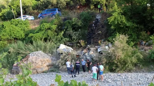 Kamyonet ve cip kafa kafaya çarpıştı! Araçlardan fırlayan yolcular çaya uçtu