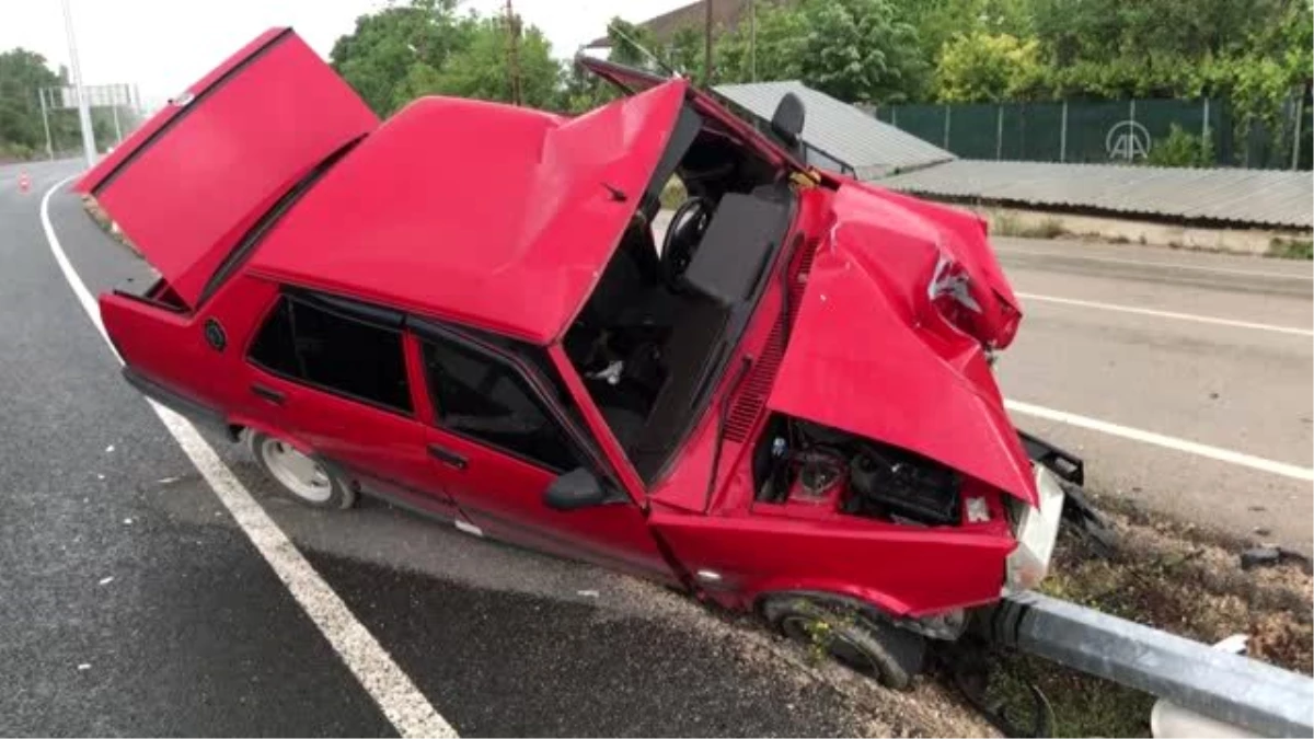 Aydınlatma direğine çarpan otomobildeki iki kişi yaralandı