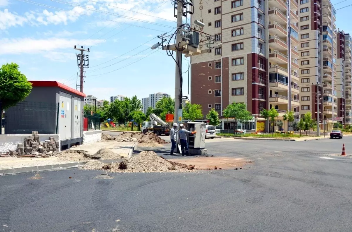 Dicle Elektrik yolda kalan direği kaldırıyor