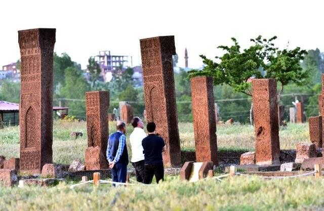 Dünyanın en büyük İslam mezarlığı, 3 ay sonra yeniden kapılarını açtı