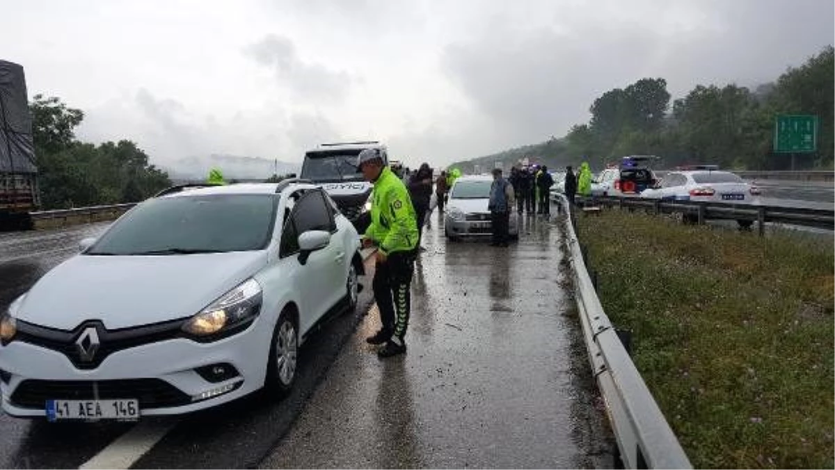 Düzce\'de TEM\'de 2 ayrı zincirleme kaza: 25 araç hasar gördü