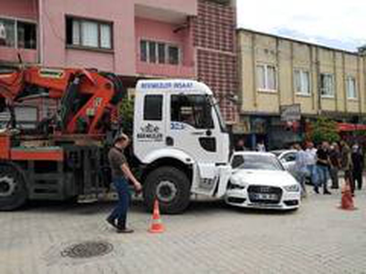 Freni boşalan iş makinesi dehşet saçtı
