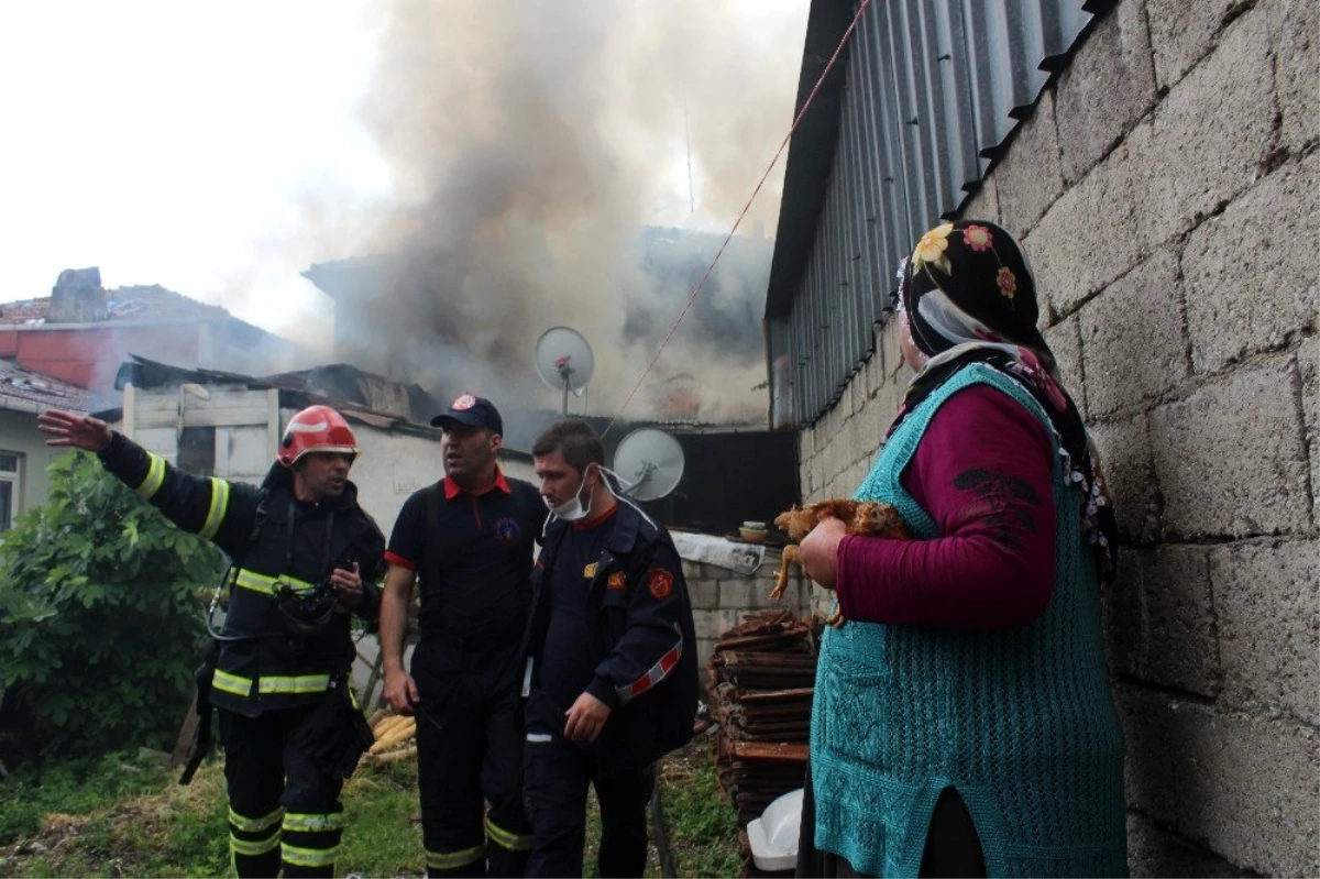 İzmit\'teki yangında evsiz kalan 3 aile barınma merkezine yerleştirildi