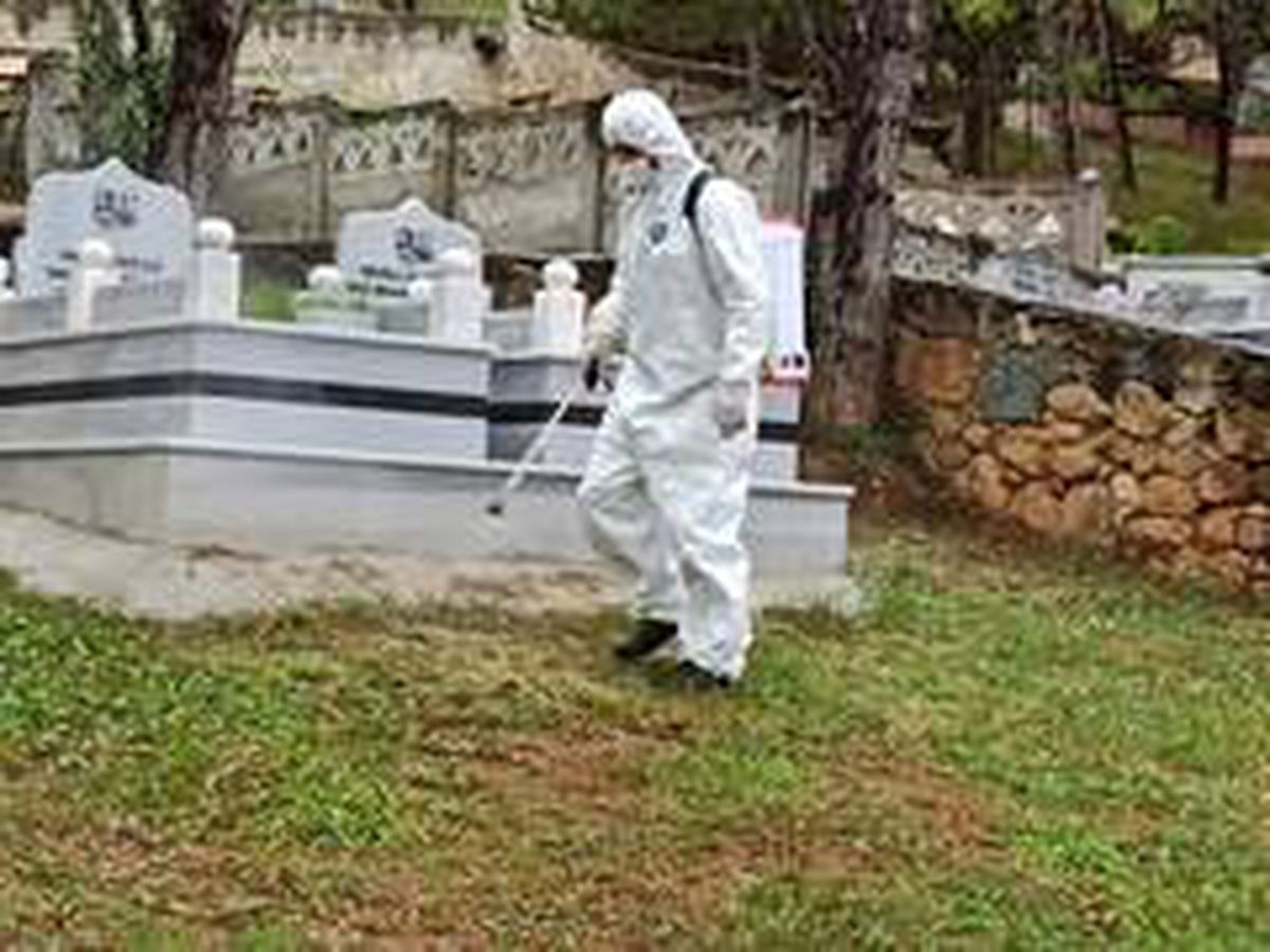 Kastamonu Belediyesi, kabristanlıkların dezenfekte ve temizlik çalışmalarını tamamladı
