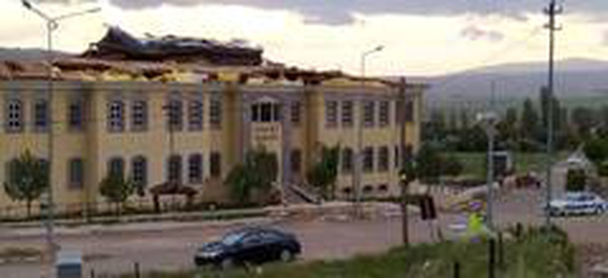 Kuvvetli rüzgar adalet sarayının çatısını uçurdu