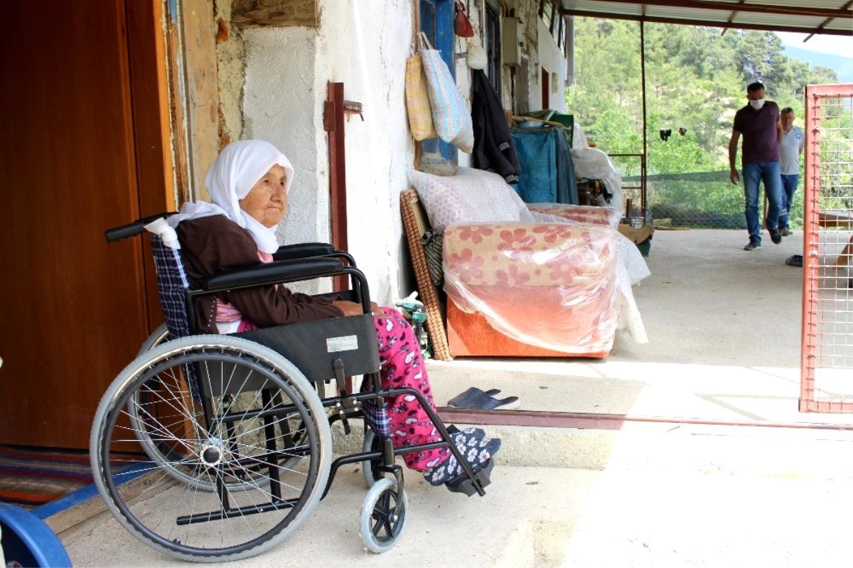 Odasından çıkamayan Zeynep nineye tekerlekli sandalya sürprizi