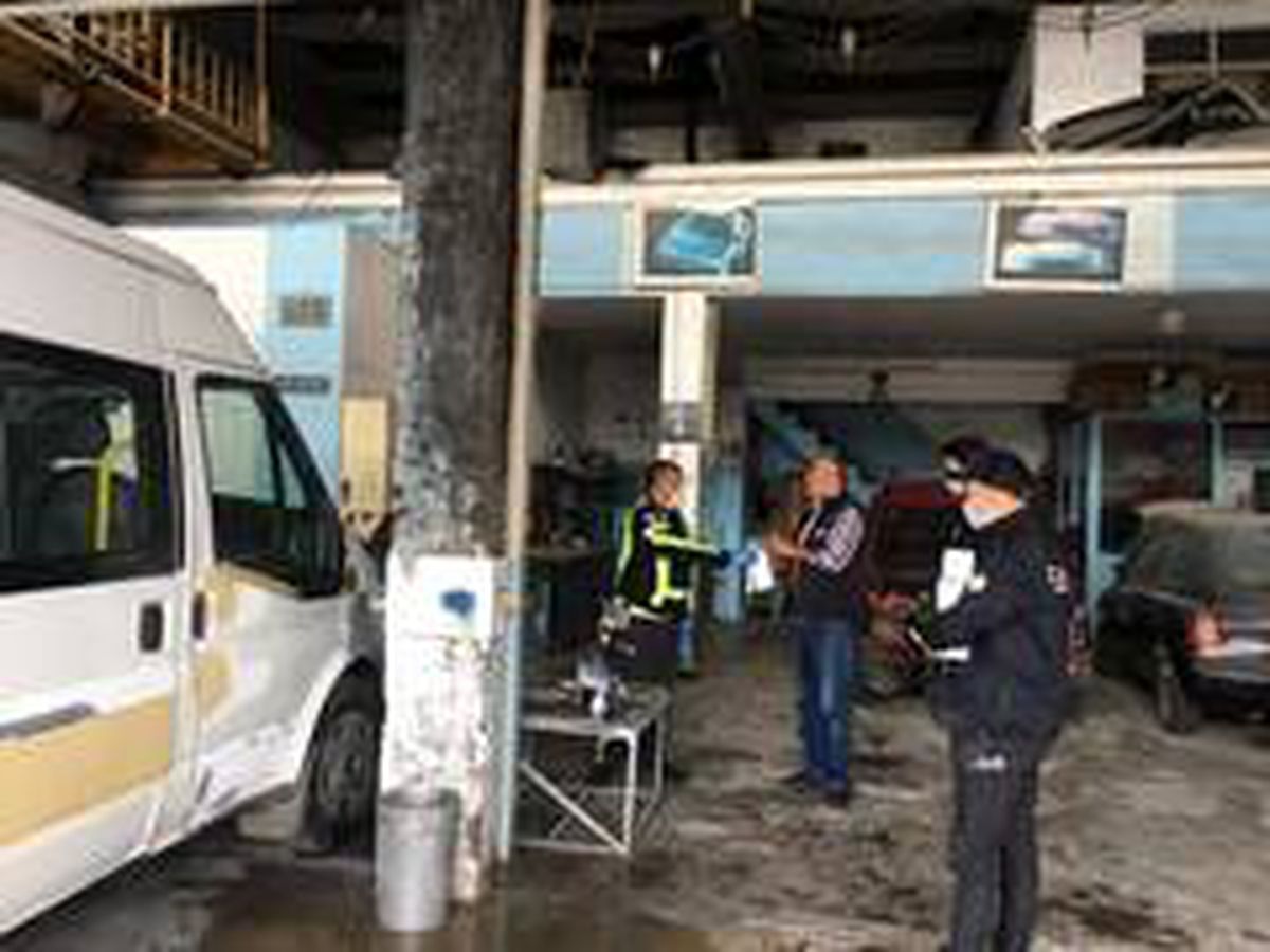 Polis ekipleri sanayi esnafına 10 bin maske dağıttı