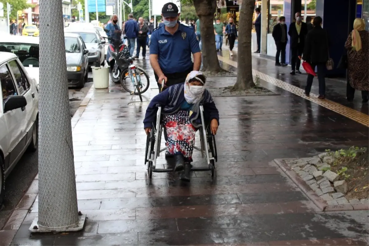 Sakarya\'da engelli vatandaşa polis ekipleri yardım etti