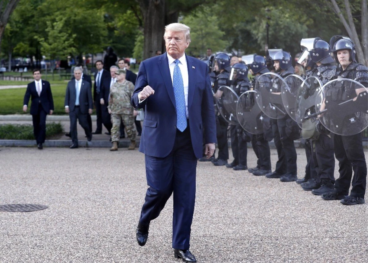 Trump protestoların ortasında Beyaz Saray\'dan yürüyerek çıktı