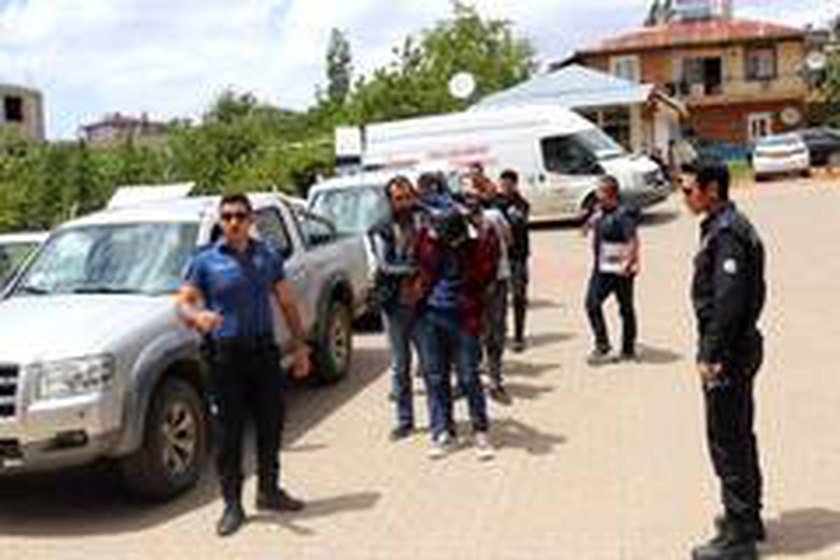 Tufanbeyli\'de uyuşturucu operasyonu: 5 gözaltı