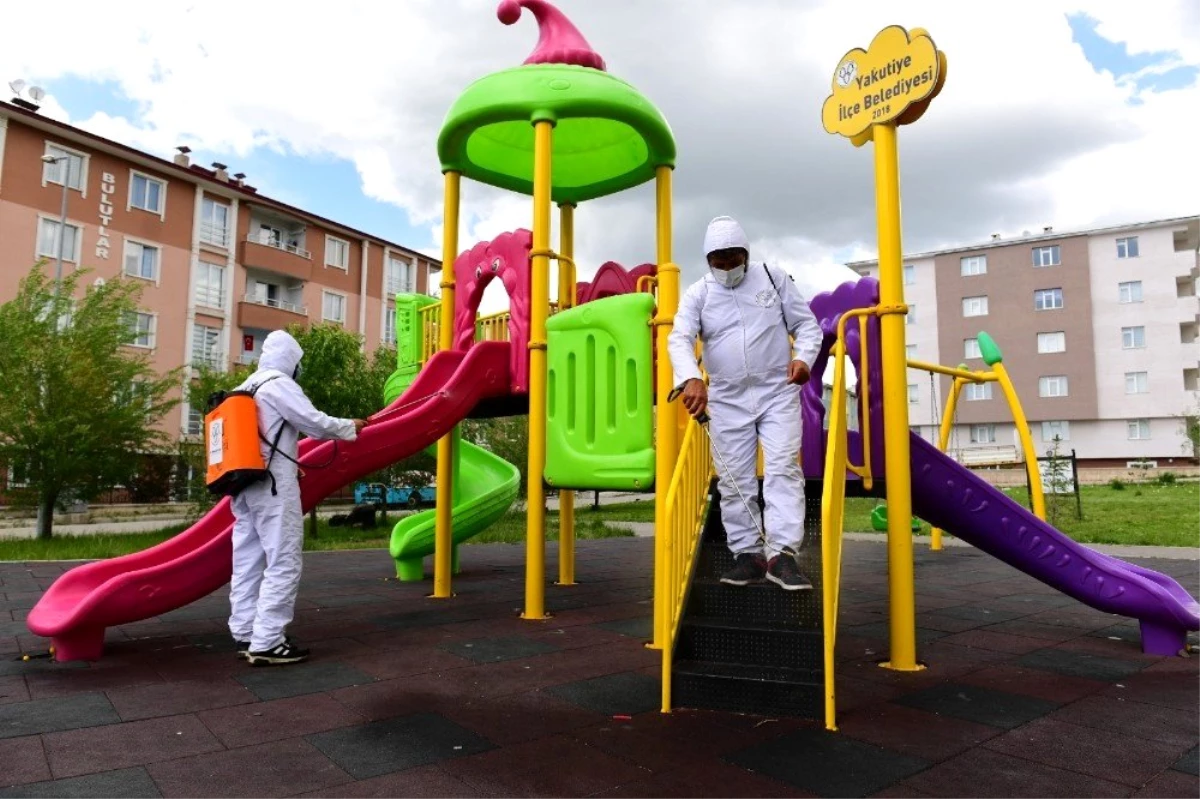 Yakutiye\'deki parklar çocuklar için yeniden dezenfekte edildi
