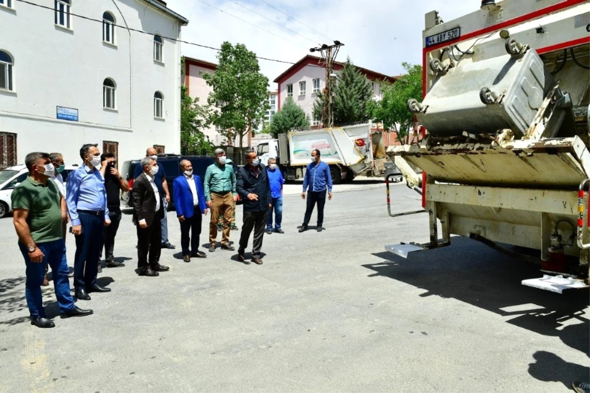 Yeşilyurt\'ta galvanizli çöp konteynırları dezenfekte ediliyor