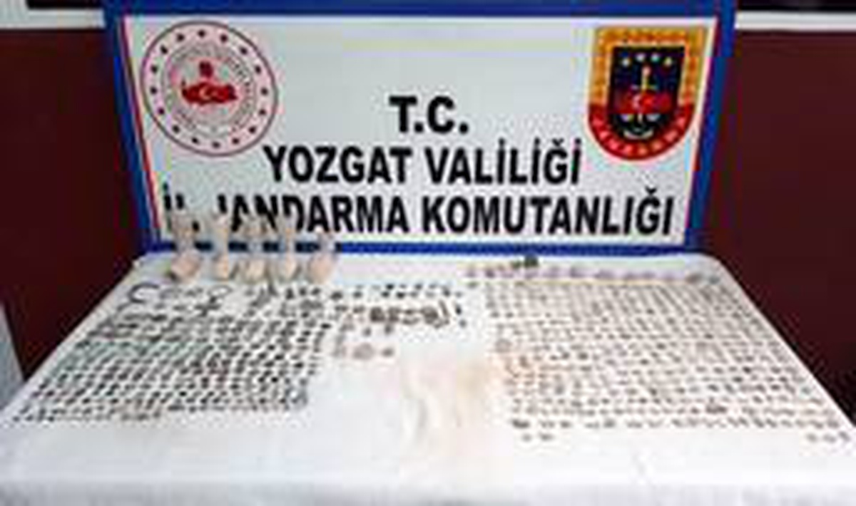 Yozgat\'ta bir otomobilde 665 parça tarihi eser ele geçirildi