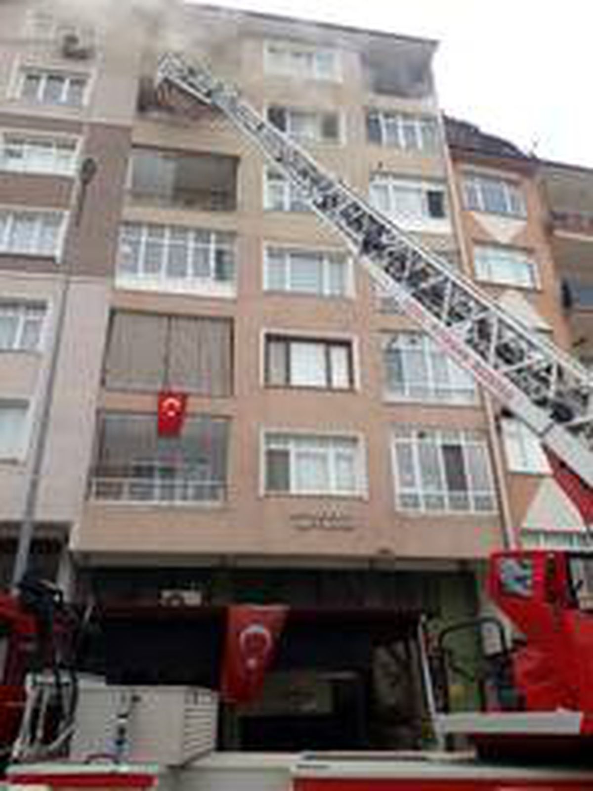 5 katlı binada çıkan yangın paniğe neden oldu