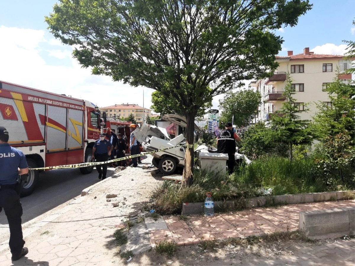 Ankara\'da otomobil otobüs durağına daldı: 1 ölü, 1 yaralı
