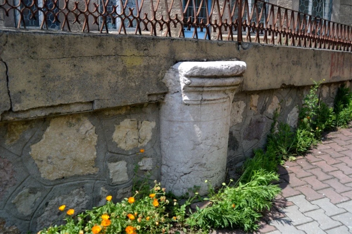 Bolu\'da, istinat duvarı inşaatında kullanılan mezar taşı müzeye kaldırılacak