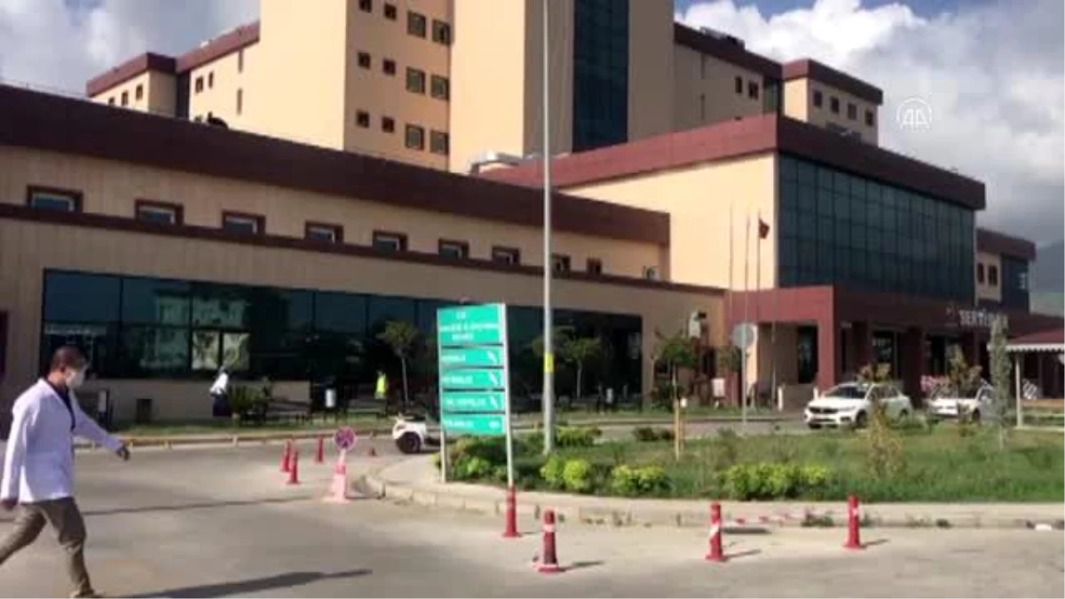 Hastanede Kovid-19 hastaları, dışarıda ihtiyaç sahipleri için ter döküyor