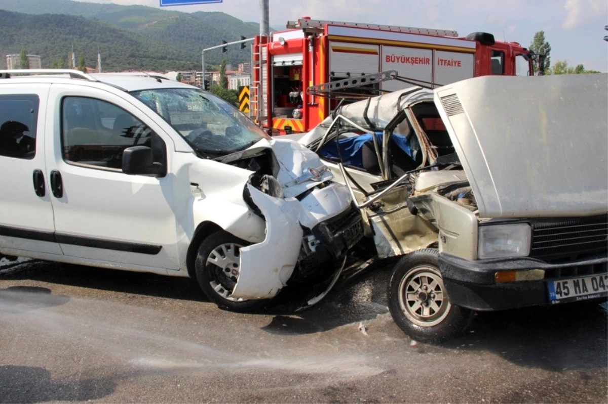 Manisa\'da trafik kazası: 3 ağır yaralı