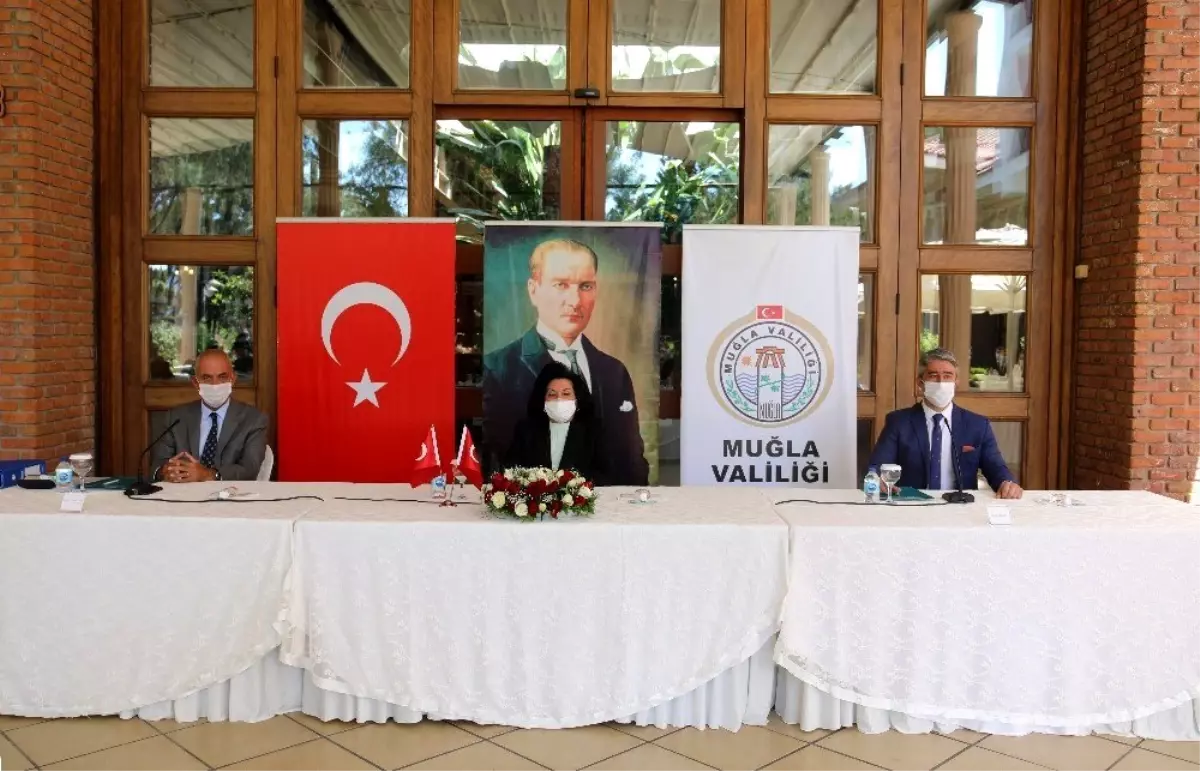 Muğla Valisi Esengül Civelek Marmaris muhtarları ile buluştu