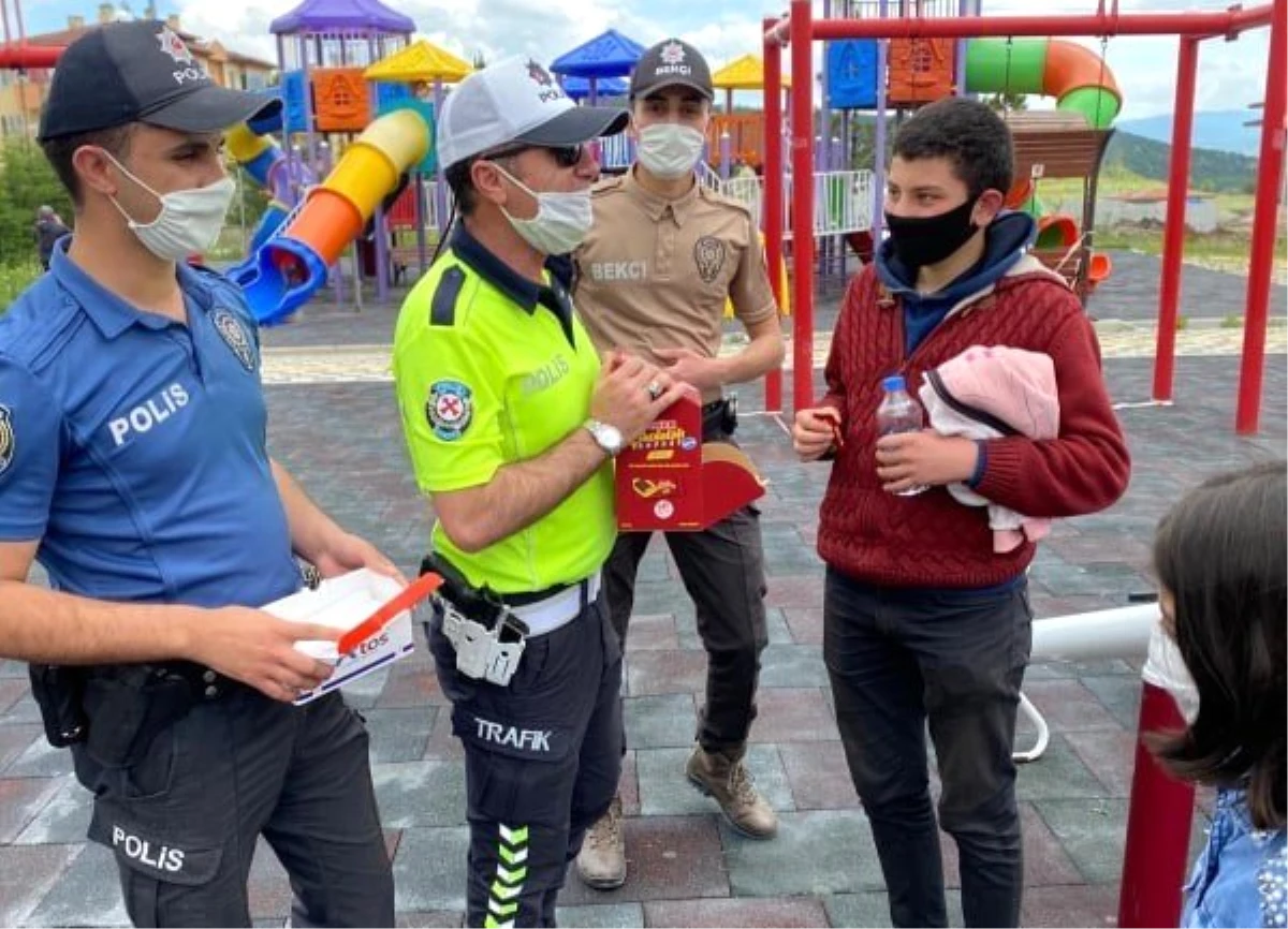 Polis, parklarda oynayan çocuklara çikolata kek ve meyve suyu ikram etti