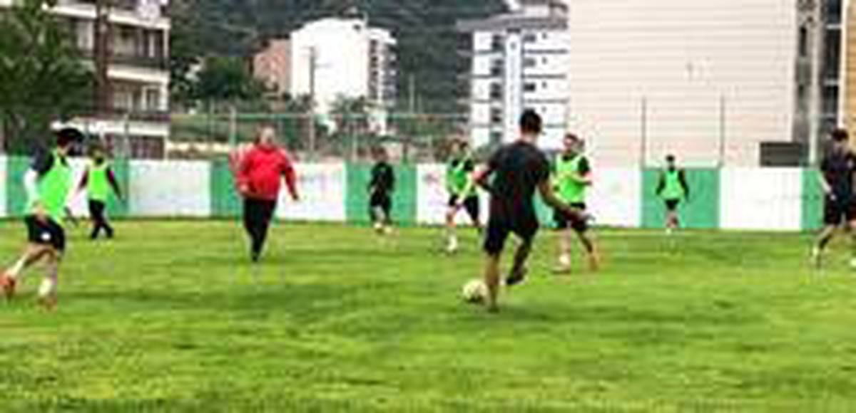 Salihli Belediyespor\'da sosyal mesafeli antrenman