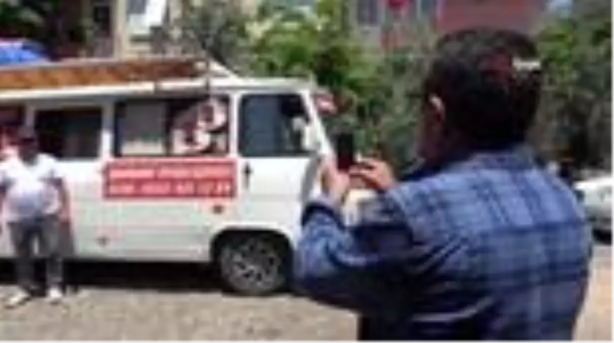 Şehit cenazelerinde yaptığını gören \'Seni kim gönderdi? Bir dernek üyesi misin?\' diye soruyor