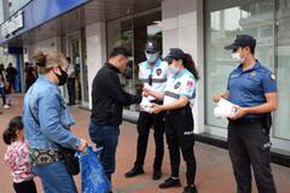 Aliağa\'da polis maske dağıttı
