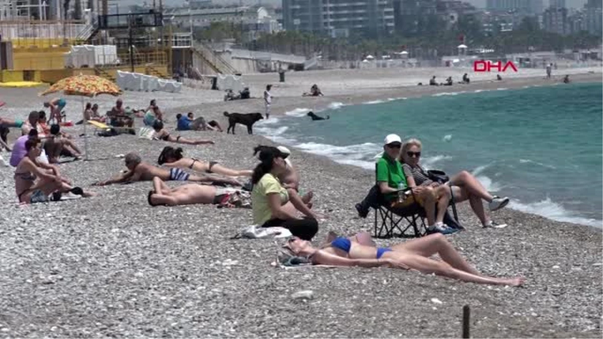 Antalya\'da sahil sosyal mesafeli doldu
