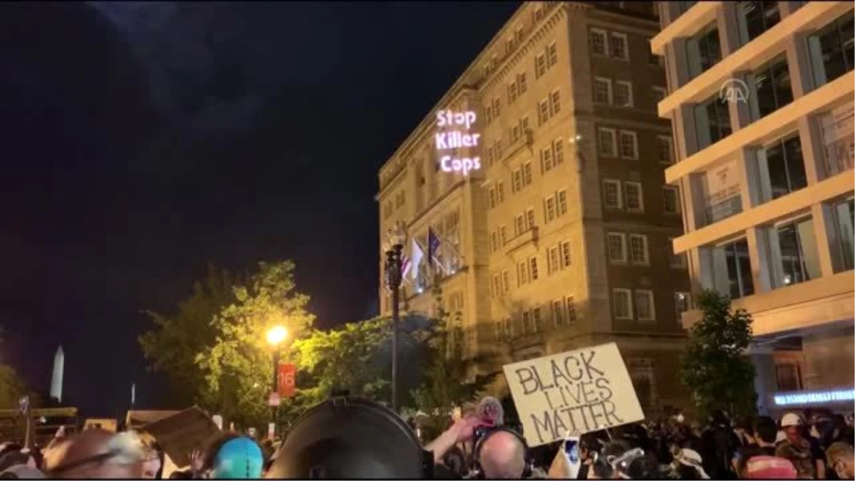 Beyaz Saray önündeki göstericiler, çevredeki binalara sloganlar yansıttı - WASHİNGTON