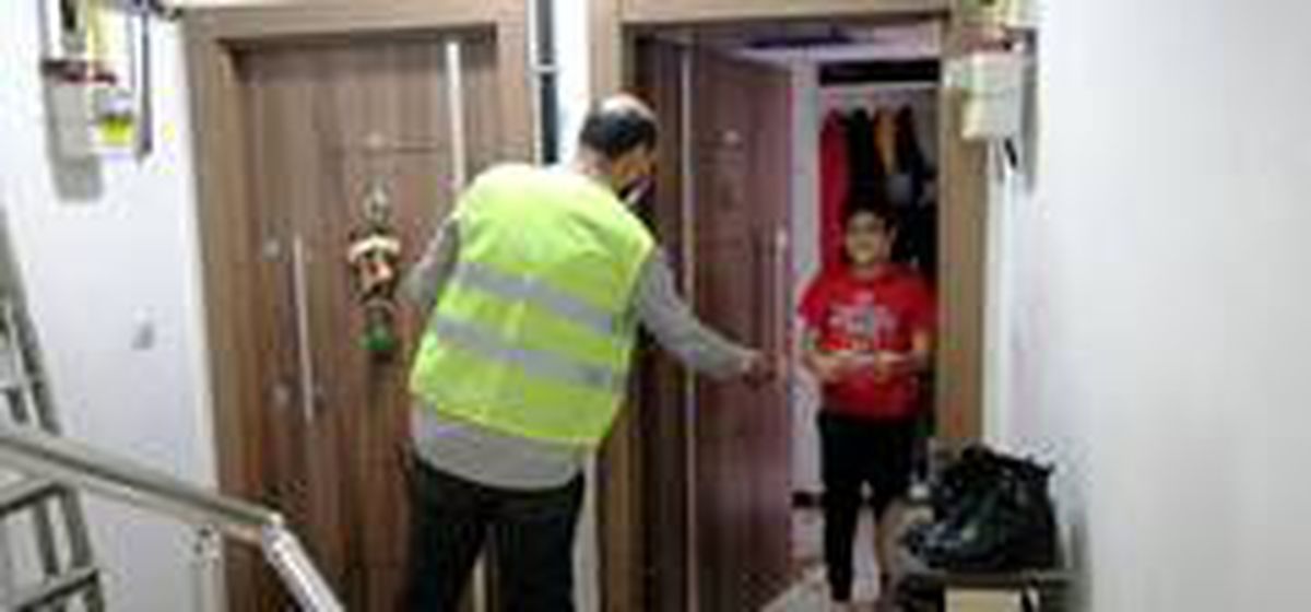 Düzce Belediyesi ev ev maske dağıttı