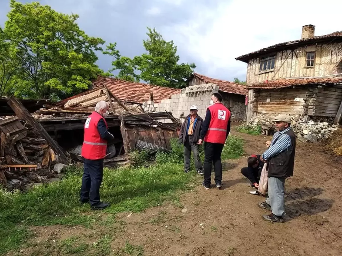 Son dakika... Evleri yıkılan aileye Kızılay\'dan yardım